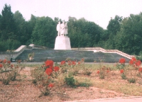 Rosengarten und Denkmal am Dargov-Sattel