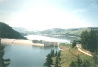 Staumauer des Jezioro Sromowskie