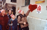 Enthüllung des EB-Kontrollpunkt-Schildes an der Jugendherberge Plauen